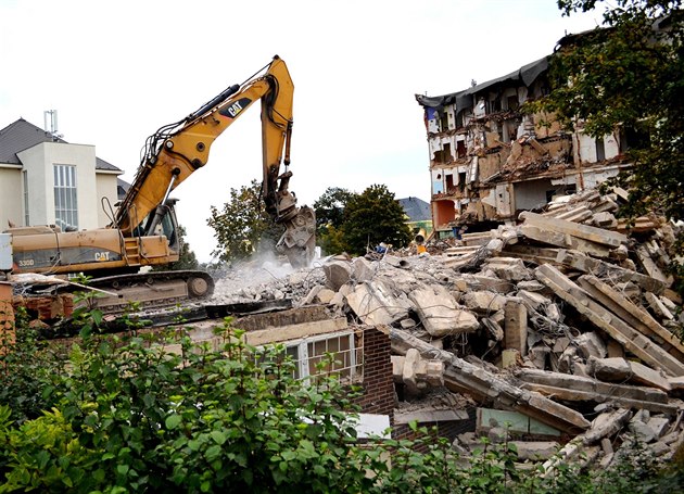 Pavilon D Ústední vojenské nemocnice v praských Steovicích jde k zemi.