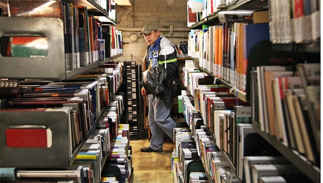 V ostravské vdecké knihovn mají pes 600 tisíc knih (6. íjna 2015).