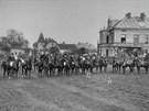 Historick snmek ze shromadit parforznho honu v Pardubicch, vlevo v...