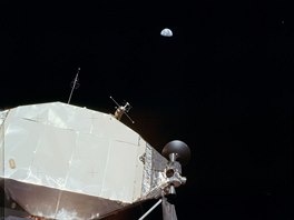 Pohled od lunární modulu na Msíci na Zemi. Jediná pirozená druice naí...