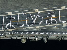T̊Í NÁS. Posádka americké jádrem pohánné letadlové lodi USS Ronald Reagan...