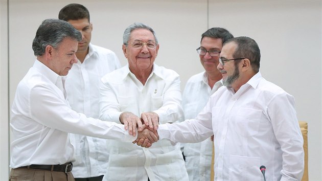 Kubnsk prezident Ral Castro peet dohodu mezi kolumbijskm prezidentem Juanem Manuelem Santosem a ldrem FARC Timoenkem. (1. jna 2015)