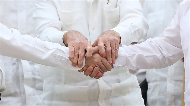 Kubnsk prezident Ral Castro peet dohodu mezi kolumbijskm prezidentem Juanem Manuelem Santosem a ldrem FARC Timoenkem. (1. jna 2015)