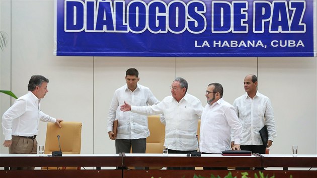 Kolumbijsk prezident Juan Manuel Santos se seel v Havan s ldrem FARC Timoenkem. (1. jna 2015)