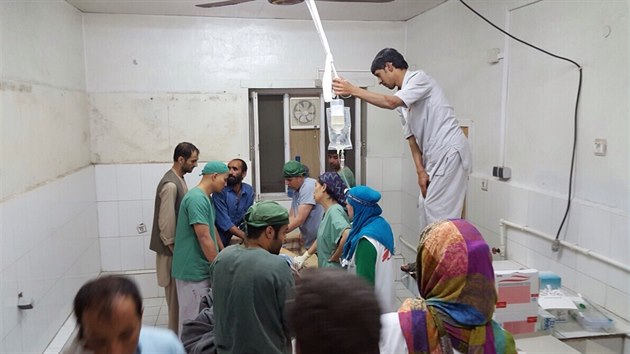 Provizorn podmnky v nemocnici v afghnskm Kundzu. (3. jna 2015)