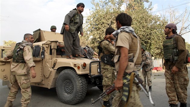 Afghnsk armda se sna sehnat pomoc zrannmu civilistovi v boji o msto Kundz. (3. jna 2015)