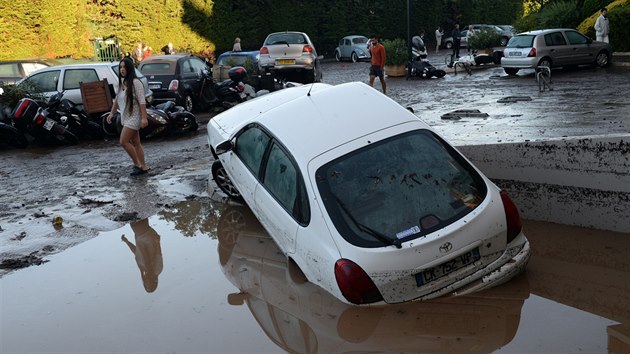 Nsledky bleskovch povodn ve francouzskm mst Mandelieu-la-Napoule. (4. jna 2015)