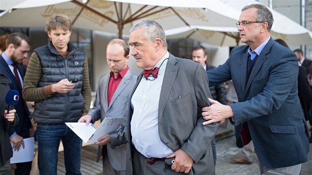Karel Schwarzenberg oznmil, e na nadchzejcm snmu nebude kandidovat na pedsedu strany. (5. jna 2015)