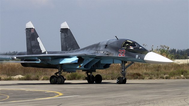 Rusk bitevnk Su-34 na zkladn Hmeimim v Srii. Snmek pochz z webu ruskho ministerstva obrany. (6. jna 2015)