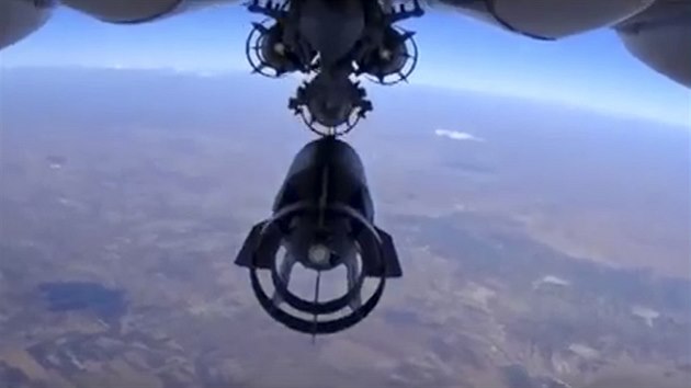 Rusk bitevn Su-24M vypout bombu nad Sri. Snmek pochz z webu ruskho ministerstva obrany (5. jna 2015)