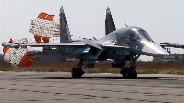 Rusk bitevnk Su-34 na zkladn Hmeimim v Srii. Snmek pochz z webu ruskho ministerstva obrany (6. jna 2015)