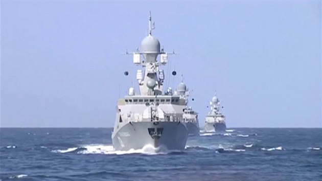 Rusk flotila v Kaspickm moi odplila na cle v Srii 26 raket. Snmek pochz z videa zveejnnho ruskm ministerstvem obrany (7. jna 2015)