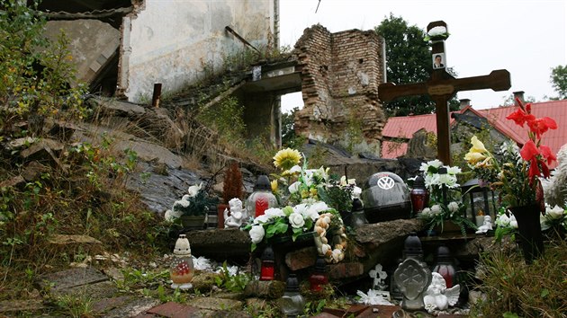 Pietn msto pipomn tragdii z ledna 2007, kdy se st budovy ztila na dvacetiletho mue a zabila ho.