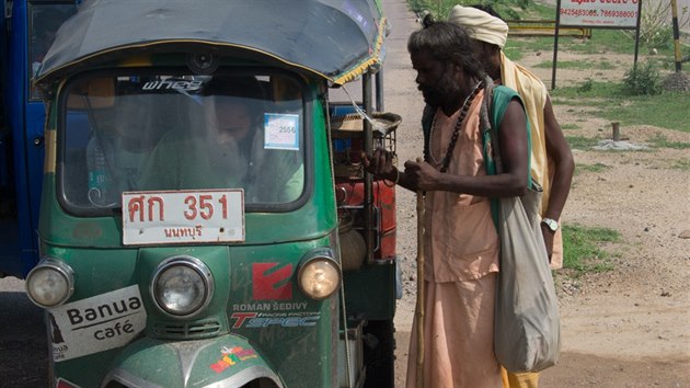 Čeští cestovatelé na cestu dlouhou 15 tisíc kilometrů z Thajska domů vyrazili na padesátiletém skútru Vespa a tradiční asijské tříkolce tuk-tuk, které v Asii koupili. Cestou berou stopaře.