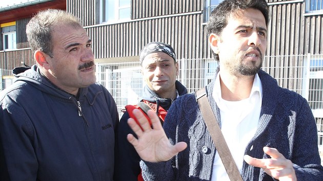 Osama Jaloud (vpravo) pracoval jako inenr v elektrrn v severosyrskm mst Aleppo a jako jeden z mla ubytovanch um anglicky. 