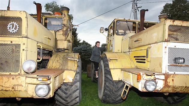 rka vejdov m spolu s manelem ve sbrce u pt legendrnch sovtskch traktor znaky Kirovec. asem pro n chtj postavit halu a mt v n muzeum.