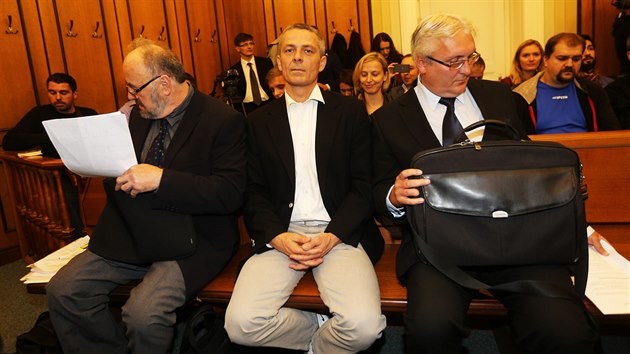 Rudolf Doucha (zleva), Pavel Kuta a Jan kurek u Obvodnho soudu pro Prahu 2 (9. jna 2015).