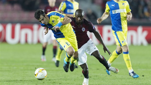 POVEDEN ZPAS. Kehinde Fatai pedvedl proti APOEL Niksie dobr vkon. Spart pomohl glem k vtzstv 2:0.