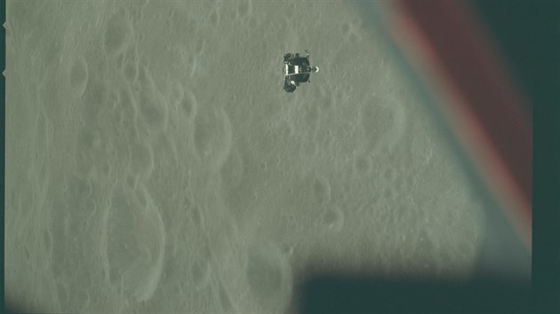18. kvtna vyrazilo Apollo 10 jako posledn testovac let ped samotnm pistnm. Na zpten cest se zapsalo do Guinnessovy knihy rekord jako nejrychlej let s lidskou posdkou - doshlo rychlosti 11 km/s. Na fotografii je vidt testovac sestup lunrnho modulu. Od povrchu Msce ho dlilo pouhch 15,6 kilometru.