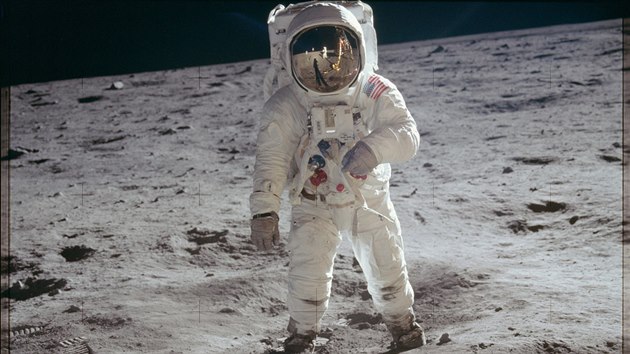 Ikonick fotografie Buzze Aldrina. Kdy se podvte do odrazu v hled, spatte i fotografa.