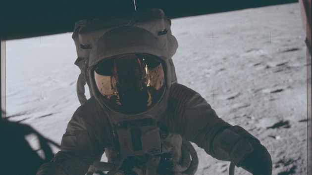 19. listopadu 1969 vystupuje Charles Conrad jako teprve tet lovk v historii na povrch Msce. Apollo 12 byla jedin mise, kter kdy dostihla sondu pedem vyslanou na ciz vesmrn tleso - Conrad a jeho posdka vzali zpt na Zem sti Surveyor 3, sondy, kter na Msc dorazila u v roce 1967.