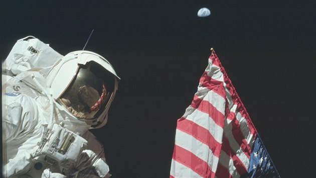 Loučení s Měsícem. Mise Apollo 17 ukončila přistáním na Zemi 19. prosince 1972 celou jednu éru vesmírného průzkumu. Od té doby žádní další lidé nepřekročili ani hranici nízké oběžné dráhy Země. Harrison Schmitt (na fotografii) spolu s Cernanem tak tvoří dvojici posledních lidí na Měsíci - zatím.