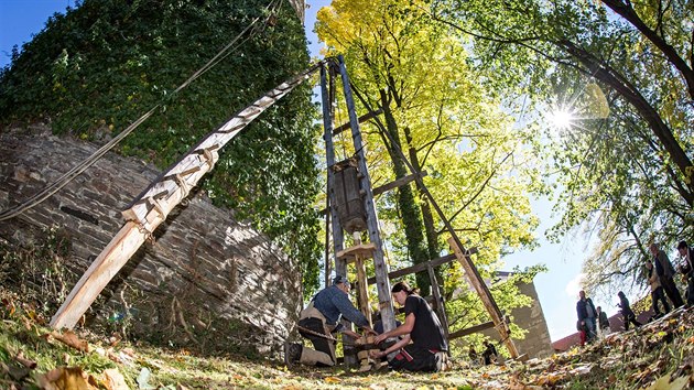 Zaala obnova stedovk Jakobnky na hrad Romberk. emeslnci obklop v historickm leenm, na vrcholu vybuduj ob jeb podle dobovch pramen. Podobn si zakreslil do pln i Leonardo da Vinci. Prce zaaly zatlouknm devnch kl pomoc beranidla.