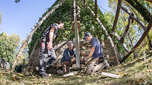 Zaala obnova stedovk Jakobnky na hrad Romberk. emeslnci obklop v historickm leenm, na vrcholu vybuduj ob jeb podle dobovch pramen. Podobn si zakreslil do pln i Leonardo da Vinci. Prce zaaly zatlouknm devnch kl pomoc beranidla.