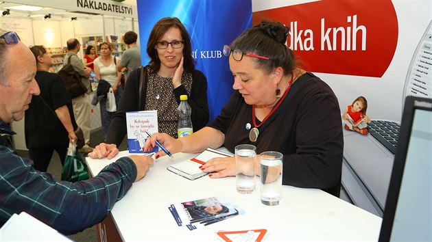 Svtlana Glaserov letos vydala knihu Kdopak by se mejd bl. Foto z autogramidy