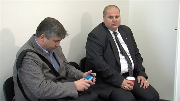 Bval vyetovatel kauzy SD Rostislav Kotr u soudu (6. 10. 2015)