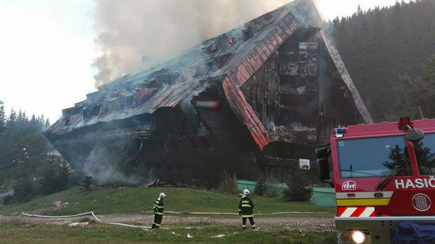 Jeden lovk zemel a dalch sedm lid se zranilo pi rozshlm poru hotelu Junior v lyaskm stedisku Jasn v Nzkch Tatrch na Slovensku. (6. jna 2015)