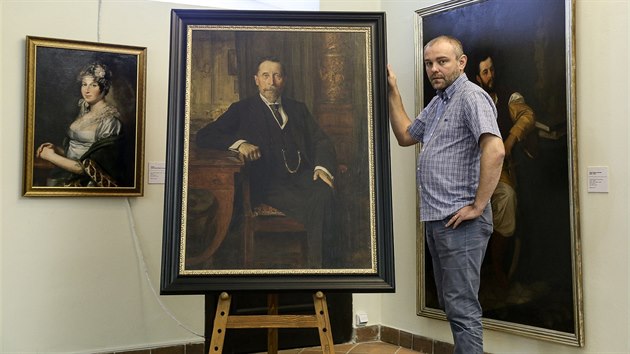 Radek Polch z Muzea Novojinska u portrtu Augusta Hckela z roku 1914. (1. jna 2015)