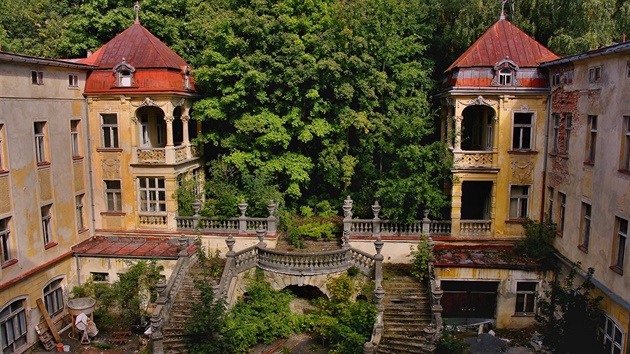 Dv st let starý lázeský hotel, kde pebýval dokonce i anglický král. Chátrá...