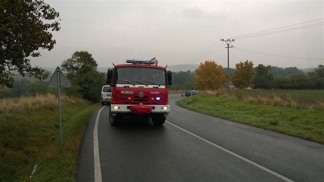 V elevicch na Kladensku se srazilo nkladn auto s osobnm vozem. (6. jna 2015)