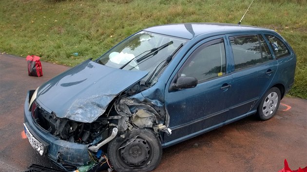 V elevicch na Kladensku se srazilo nkladn auto s osobnm vozem. (6. jna 2015)