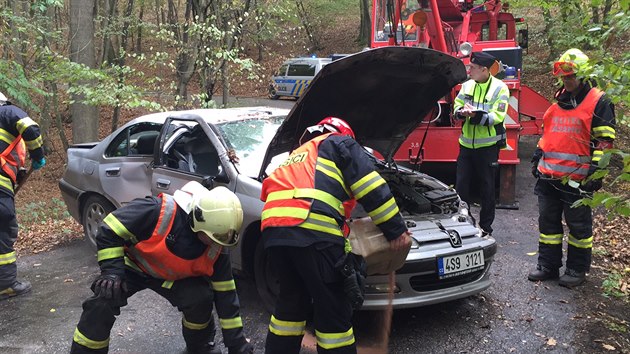 U Bykoe na Berounsku vyletlo auto z mokr silnice a narazilo do stromu. (6. jna 2015)