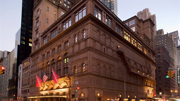 Jednou z nejznmjch koncertnch sn v USA je Carnegie Hall na 7. avenue v New Yorku. Jej stavbu, stejn jako mnoho dalch knihoven, kol a univerzit po celch Spojench sttech, Velk Britnii, Kanad a dalch zemch, financoval Andrew Carnegie.