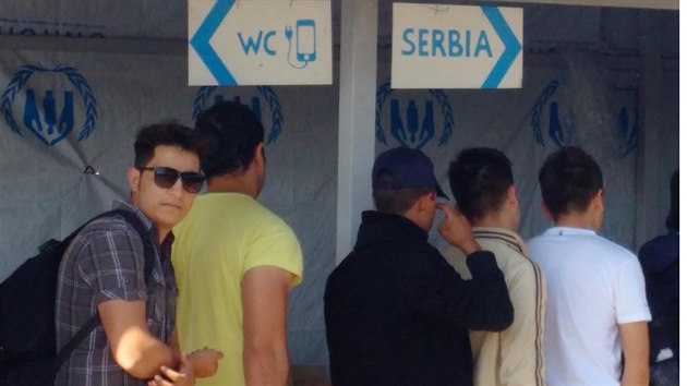 Doleva toalety a nabjeky smartphon, doprava Srbsko.