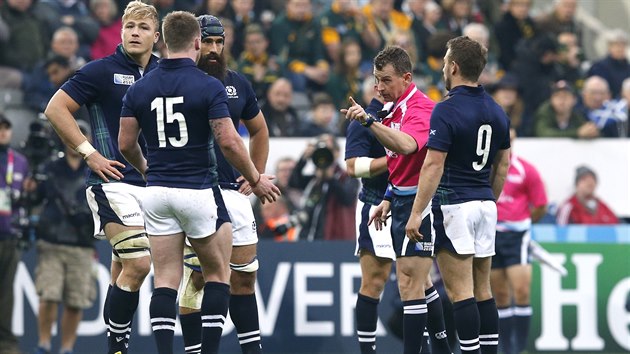 DEJ SI POZOR Populární Velský sudí Nigel Owens vyítá skotskému ragbistovi...