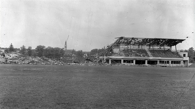 Pvodní tribuna Androva stadionu v Olomouci v roce 1945 poniená výbuchem. Do...