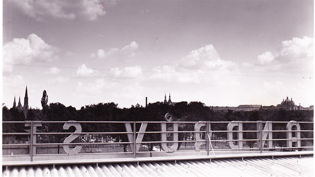 Prvn tribuna Androva stadionu v Olomouci oteven v srpnu 1940, znien v kvtnu 1945 ustupujcmi nmeckmi vojky.