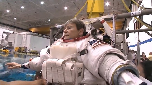 Astronautka Peggy Whitsonová se souká do skafandru ped testem pod vodní...