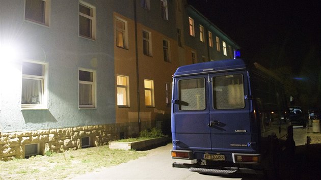 Policie vyetuje por uprchlickho centra v Saalfeldu (5. jna 2015)