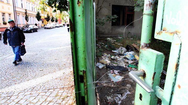 V areálu bývalých tiskáren vyrostla černá skládka.