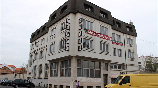 Lid v Kralupech nad Vltavou podepisuj petici proti demolici star budovy (30.9.2015).