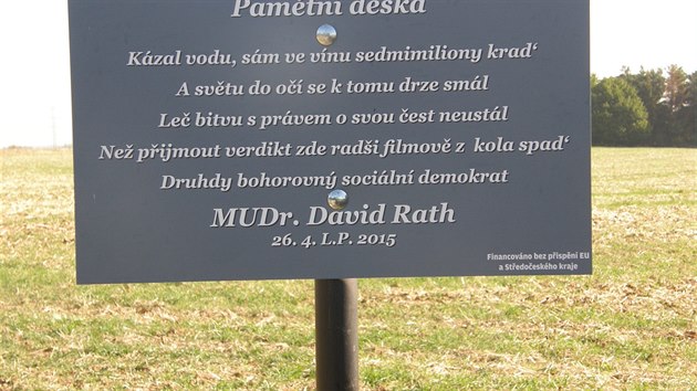 Lid ze stednch ech instalovali na kladenskou cyklostezku pamtn desku Davidu Rathovi (1.10.2015).