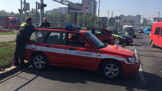 Hasii havarovali v Prmyslov ulici cestou k poru gar na ernm Most (2.10.2015).
