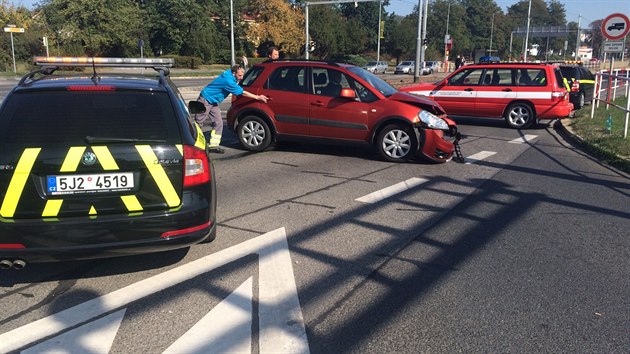 Hasii havarovali v Prmyslov ulici cestou k poru gar na ernm Most (2.10.2015).