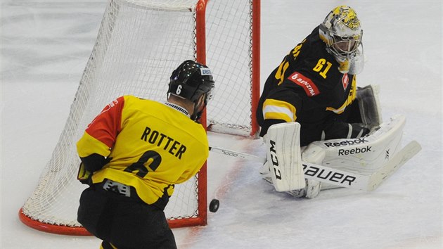 Litvnovsk brank Luk Hork inkasuje, pekonv ho Rafael Rotter z  Vienna Capitals.