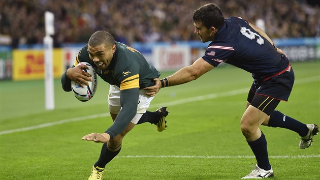 Jihoafrick hvzda Bryan Habana pokld ptku v utkn proti vbru USA.